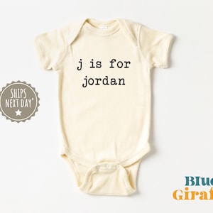 Mono personalizado con letra para nombre - Mono personalizado con máquina de escribir - Ropa de bebé personalizada natural - Mono personalizado