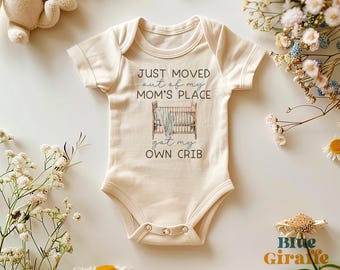 Me mudé de la casa de mi mamá. Tengo mi propio mono de cuna para bebé. Mono divertido para bebé recién nacido. Ropa divertida para bebé.