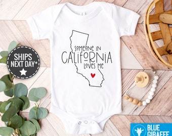 Body de bebé "Alguien en California me ama", ropa de bebé de California, mono de bebé "Amado", mono de bebé de larga distancia, mono de bebé estatal