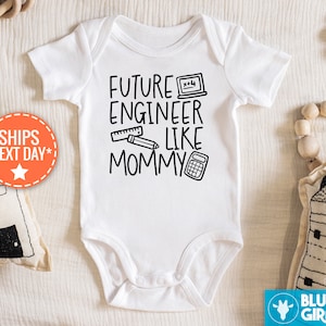 以下が含まれることがあります： 黒い文字で「Future Engineer Like Mommy」と書かれた白いベビーロンパース。電卓、定規、鉛筆、ノートパソコンのグラフィックが描かれています。