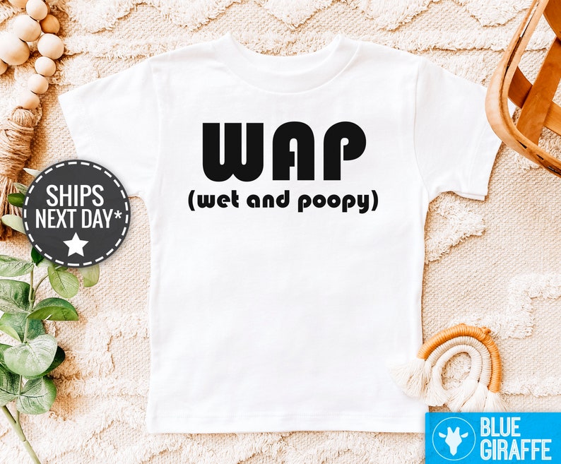 以下が含まれることがあります： 白いTシャツに黒い文字で「WAP（ウェットアンドプーピー）」と書かれている