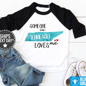 Camiseta para niños pequeños con el mensaje &quot;Someone In Tennessee Loves Me&quot;, mono para bebé de Tennessee, mono Loved Baby Onesie®, mono de larga distancia, mono para bebé del estado