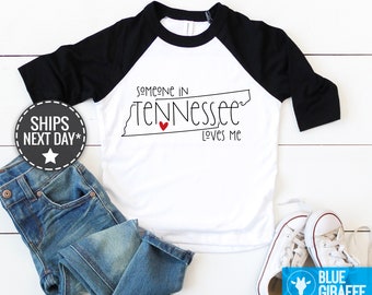 Camiseta para bebé "Alguien en Tennessee me ama", ropa para bebé de Tennessee, mono Loved Baby®, body para bebé de larga distancia