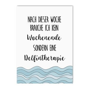 Może przedstawiać: Białe tło z czarnym tekstem, kt&oacute;ry brzmi "Nach dieser Woche brauche ich kein Wochenende sondern eine Delfintherapie". Tekst jest napisany odręcznie. Tło ma falisty wz&oacute;r w kolorze niebieskim i białym u dołu.