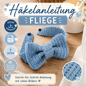 Puede incluir: Una pajarita de ganchillo azul claro con un patrón de puntos texturizado y una correa con dos botones de presión negros. La imagen incluye texto en alemán: Häkelanleitung FLIEGE, SOFORT DOWNLOAD, PDF, 7 SEITEN, FÜR HÄKEL-ANFÄNGER GEEIGNET, Schritt-für-Schritt-Anleitung mit vielen Bildern.