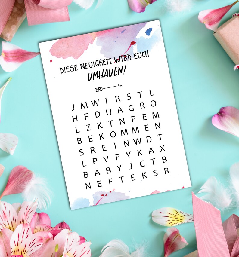 K&ouml;nnte beinhalten: Eine wei&szlig;e Karte mit einem rosa-blauen Aquarellhintergrund. Die Karte tr&auml;gt den Text "DIESE NEUIGKEIT WIRD EUCH UMHAUEN!" und ein Wortsuchr&auml;tsel mit den W&ouml;rtern "JMWIRSTL", "HFDUAGRO", "LZKTNFEM", "BEKOMMEN", "SREINWDT", "LPVFYKAX", "BABYJCTB", "NEFTEKSR".