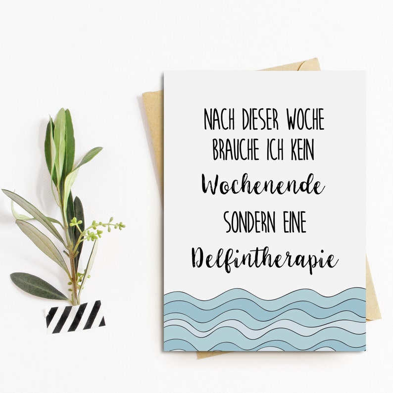 Może przedstawiać: Biała kartka z czarnym tekstem, kt&oacute;ry brzmi "Nach dieser Woche brauche ich kein Wochenende sondern eine Delfintherapie." Kartka ma na dole wz&oacute;r fal w kolorze niebieskim i białym.