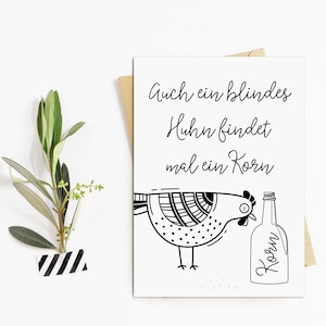 Briefkaart Zelfs een BLINDE KIP vindt een graan-motivatiekaart met een grappige spreuk