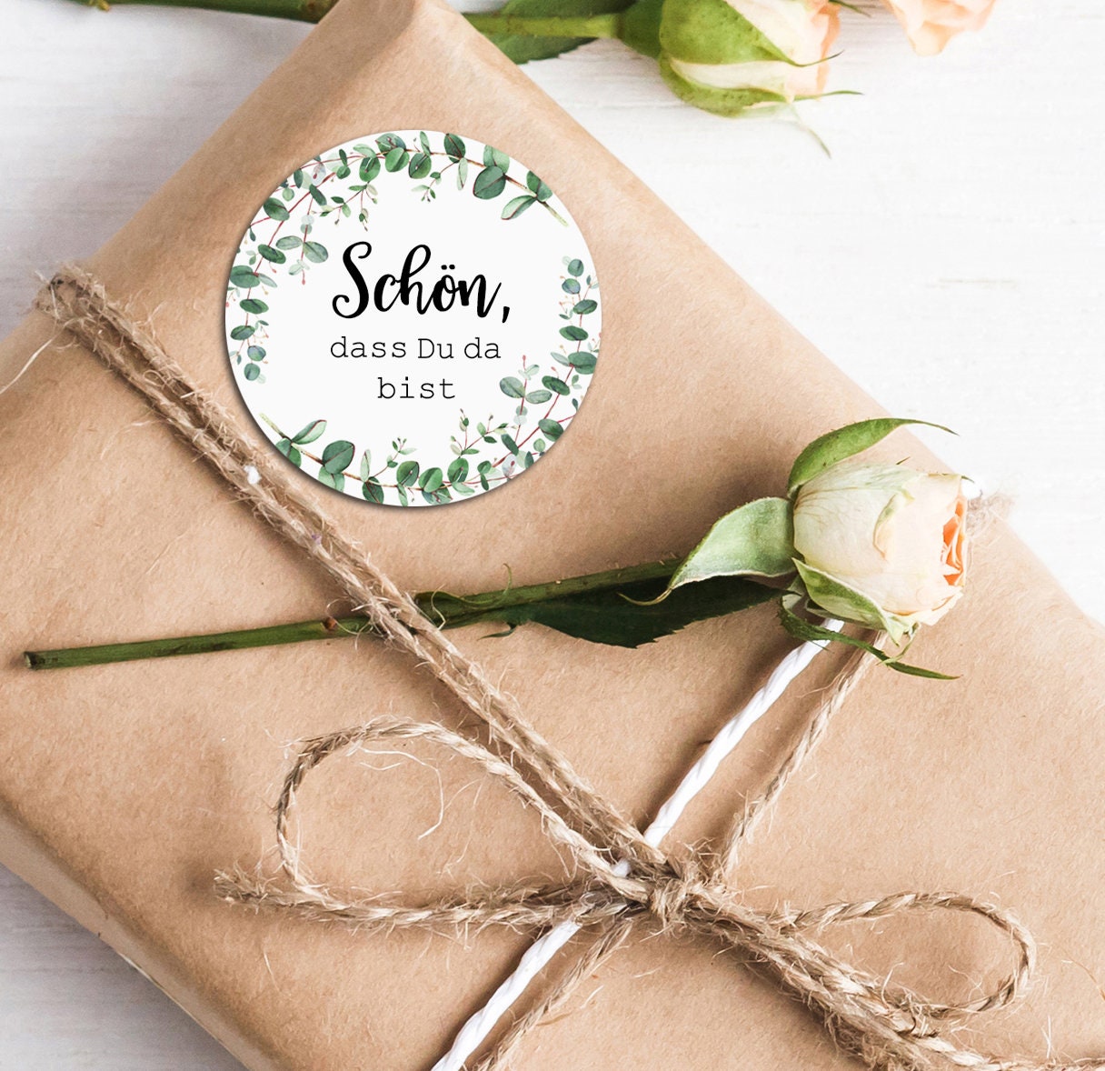 96 Stück Aufkleber „Schön Dass Du Da Bist“ Mit Eukalyptus-Muster – Selbstklebend, 5x1,8 Cm, Für Gastgeschenke Hochzeit Taufe (Gold & Grün)