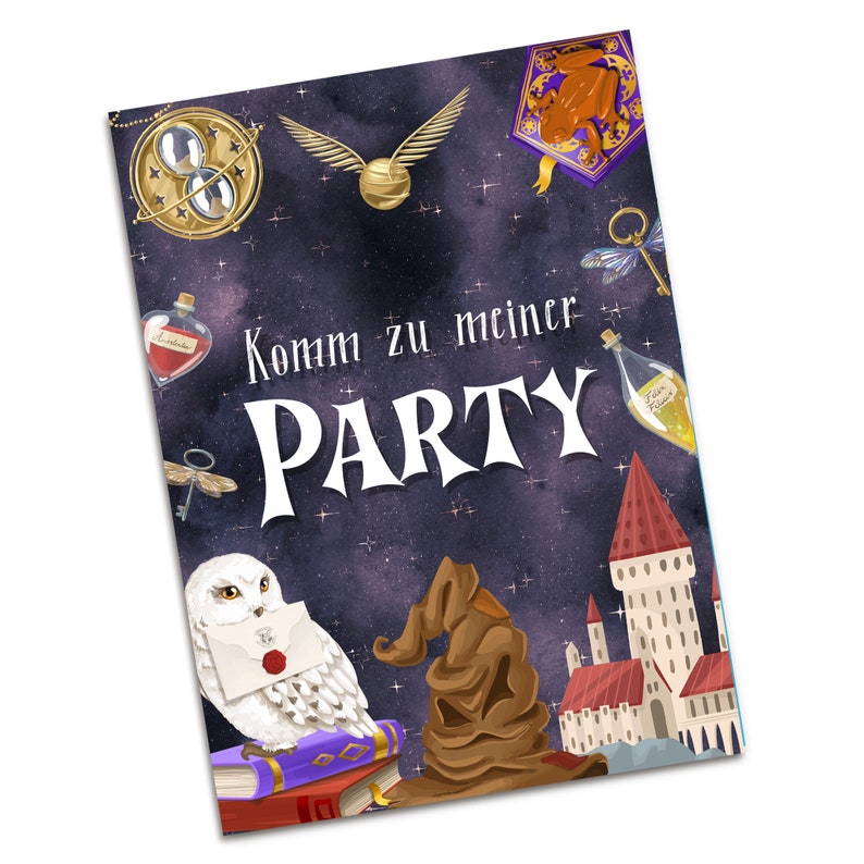 May include: A purple and gold invitation with a dark blue background and stars. The invitation says "Komm zu meiner PARTY" and features images of a golden snitch, a Hogwarts castle, a sorting hat, a snowy owl, and a golden key.