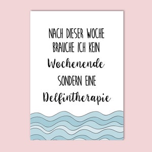 Może przedstawiać: Biała kartka z czarnym tekstem, kt&oacute;ry brzmi: "Nach dieser Woche brauche ich kein Wochenende sondern eine Delfintherapie." Kartka ma na dole falisty wz&oacute;r w kolorze niebieskim i białym.