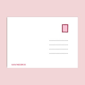 K&ouml;nnte beinhalten: Eine wei&szlig;e Postkarte mit einer rosa Briefmarke und schwarzen gestrichelten Linien. Der Text "www.nastam.de" ist unten links gedruckt.