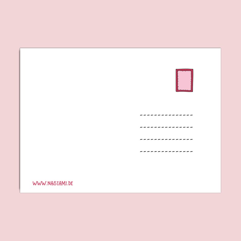 K&ouml;nnte beinhalten: Eine wei&szlig;e Postkarte mit einer rosa Briefmarke und schwarzen gestrichelten Linien. Der Text "www.nastam.de" ist unten links gedruckt.