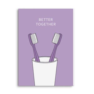 Può includere: Illustrazione di due spazzolini viola in un bicchiere bianco su sfondo lavanda. Le parole "BETTER TOGETHER" sono stampate in bianco in alto. Design semplice e minimalista.