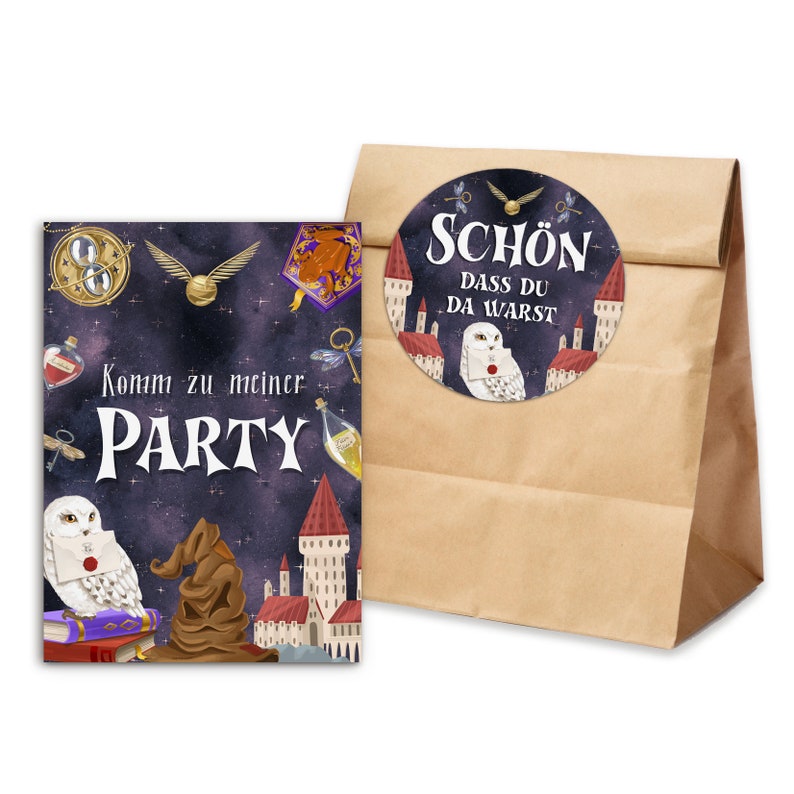 May include: A purple and black party invitation with a white owl, a brown hat, and a red and white castle. The text on the invitation reads "Komm zu meiner Party". A brown paper bag with a round sticker that reads "Sch&ouml;n dass du da warst" and features a white owl, a castle, and a golden snitch.