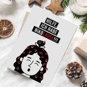 Pode incluir: Um cartão de felicitações humorístico com uma ilustração de desenho animado. O cartão apresenta um rosto com cabelo preto adornado com chapéus de Pai Natal. Acima da ilustração, o texto diz "HILFE, ICH HABE NIKOLÄUSE!!!" em negrito. O cartão está numa superfície branca.