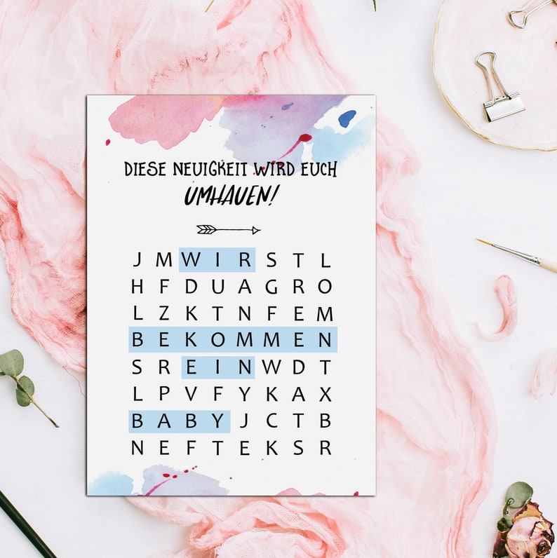 K&ouml;nnte beinhalten: Ein blauer und rosa Aquarellhintergrund mit einer wei&szlig;en Karten&uuml;berlagerung. Die Karte tr&auml;gt den Text "DIESE NEUIGKEIT WIRD EUCH UMHAVEN!" und ein Wortsuchr&auml;tsel mit dem Wort "BABY" versteckt darin.