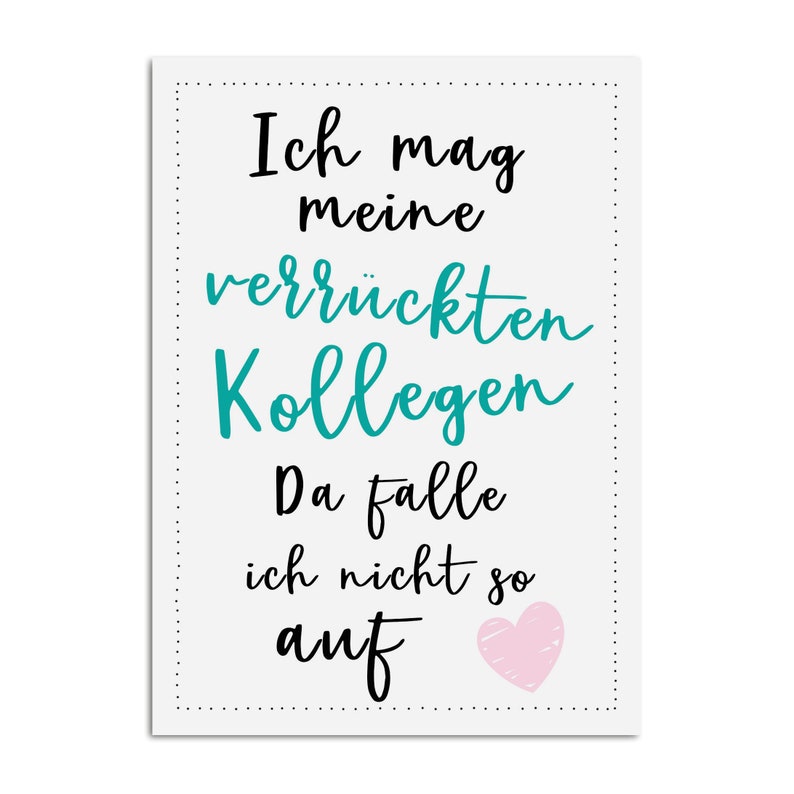 Op de afbeelding: Een witte kaart met zwarte en turquoise tekst die "Ich mag meine verr&uuml;ckten Kollegen Da falle ich nicht so auf" zegt met een roze hart in de rechterbenedenhoek.