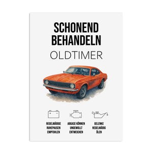 Könnte beinhalten: Ein Druck mit einem orangefarbenen Oldtimer und dem deutschen Text "SCHONEND BEHANDELN OLDTIMER". Unter dem Auto befinden sich Symbole und Text auf Deutsch. Der Druck befindet sich auf weißem Hintergrund.