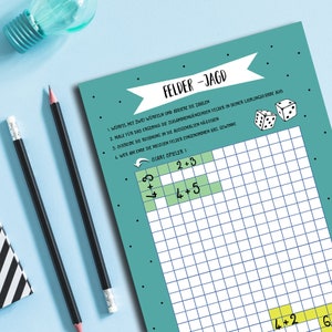 Könnte beinhalten: Ein grünes und gelbes druckbares Spielbrett mit dem Titel "Felder-Jagd" und Anweisungen für ein Würfelspiel. Das Spielbrett hat ein Gitter aus Quadraten und enthält den Text "2+3", "4+5" und "4+2".