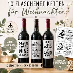 Könnte beinhalten: Zehn druckbare Weinflaschenetiketten für Weihnachten mit schwarzem Text auf weißem Hintergrund. Die Etiketten enthalten Sprüche wie Dreaming of a Wine Christmas, Weil Lebkuchen und Plätzchen nicht betrunken machen und Ich bin heute ganz nah am Glühwein gebaut.
