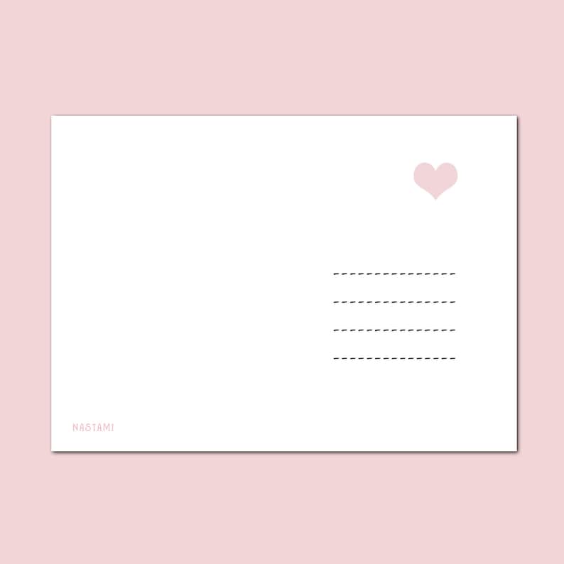 Op de afbeelding: Een blanco witte kaart met een roze hart in de rechterbovenhoek. De kaart heeft drie gestippelde lijnen om op te schrijven en de tekst "NASTAMI" onderaan.