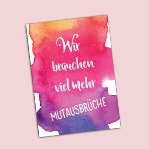 Pode incluir: Um fundo de aquarela com um esquema de cores rosa, laranja e roxo. O texto "Wir brauchen viel mehr MUTAUSBR&Uuml;CHE" est&aacute; escrito em branco.