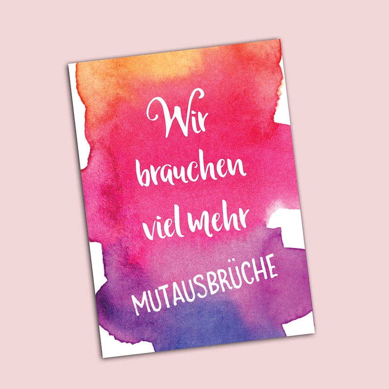 Pode incluir: Um fundo de aquarela com um esquema de cores rosa, laranja e roxo. O texto "Wir brauchen viel mehr MUTAUSBR&Uuml;CHE" est&aacute; escrito em branco.