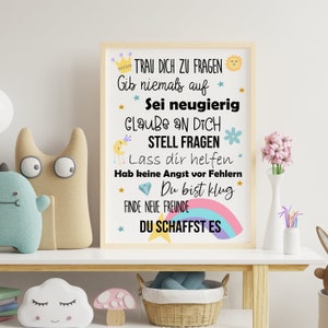 Könnte beinhalten: Ein Motivationsposter mit einem Regenbogen und Sternen, mit dem Text "TRAU DICH ZU FRAGEN Gib niemals auf Sei neugierig Glaube AN DICH STELL FRAGEN Lass dir helfen Hab keine Angst vor Fehlern Du bist klug FINDE NEUE FREUNDE DU SCHAFFST ES"