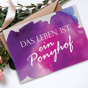 Ansichtkaart met de tekst "Het leven is een ponyboerderij", ansichtkaartuitspraken, ansichtkaarten motivatie, spreukenkaart, motivatiekaart