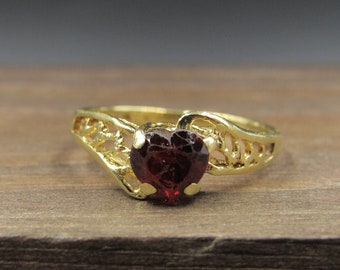 Size 3.5 10K Gold Worn Red Heart Glass Stone Band Ring Vintage Estate Wedding Engagement Anniversary Gift Idea Beautiful Elegant Unique Cute