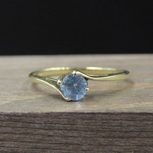 Size 6 10K Gold Solitaire Blue Topaz Gem Band Ring Vintage Estate Wedding Engagement Anniversary Gift Idea Beautiful Elegant Unique