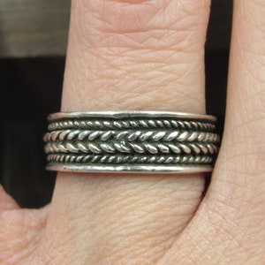 Size 7.75 Sterling Silver Tire Pattern Band Ring