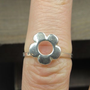 Size 5.75 Sterling Silver Cute Flower Band Ring