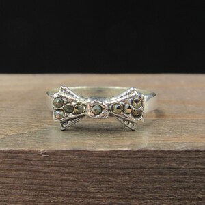 Size 7 Sterling Silver Marcasite Bow Band Ring