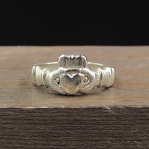 Size 7.5 Sterling Silver Claddagh Band Ring
