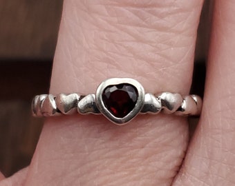 Size 6.5 925 Sterling Silver Beautiful Garnet Heart Unique Ring