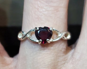 Size 7 925 Sterling Silver Simple Cute Garnet Heart Gem Ring