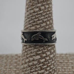 Size 8 Sterling Silver Tarnished Style Dolphins Band Ring A3251