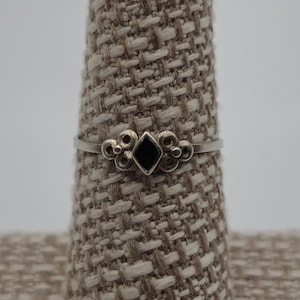 Size 6.75 Sterling Silver Dainty Black Diamond Shape Inlay Ring A2550