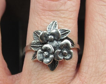 Size 7.25 Sterling Silver Tarnished Triple Flower Bundle Band Ring