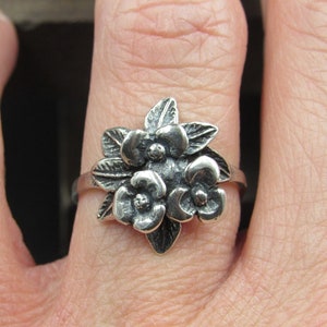 Size 7.25 Sterling Silver Tarnished Triple Flower Bundle Band Ring