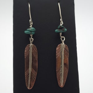 Pendientes de plumas nativas de turquesa y cobre en plata de ley A1636