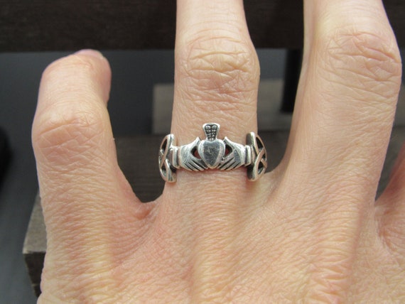 Size 7 Sterling Silver Celtic Knot Accent Claddag… - image 3