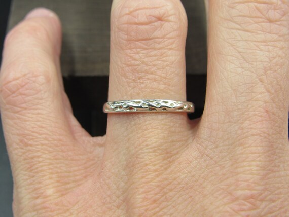 Size 8 Sterling Silver Odd Thin Pattern Band Ring - image 1