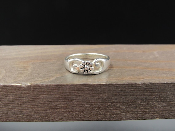 Size 7 Sterling Silver Simple Flower With Swirl A… - image 1
