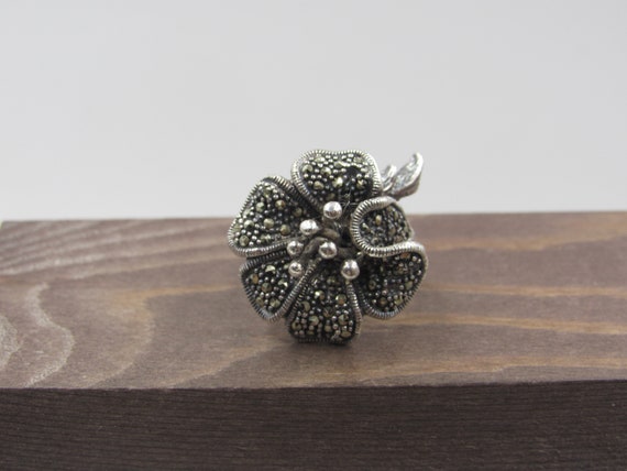 Size 6.25 Sterling Silver Rustic Large Floral Mar… - image 1