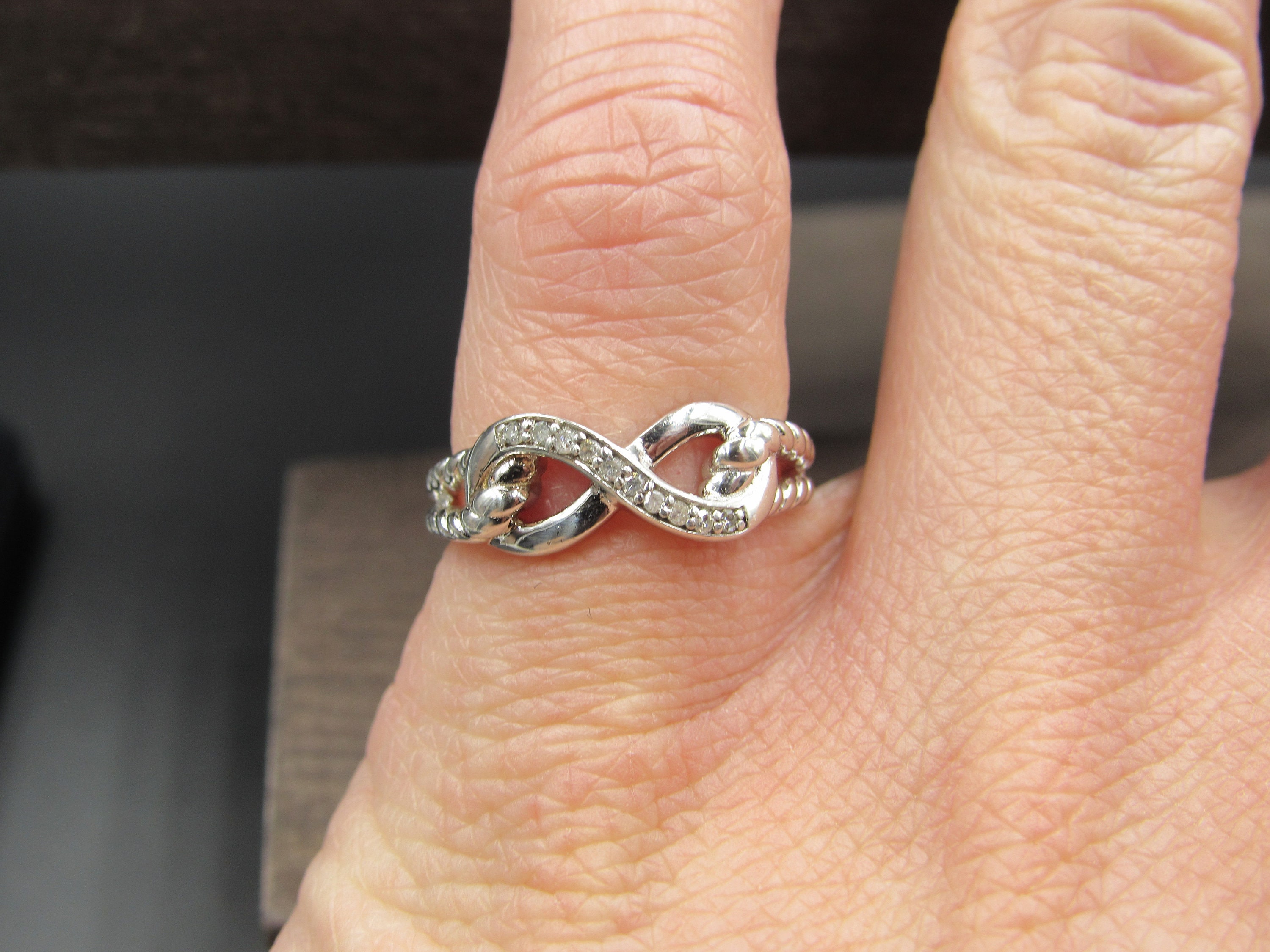 Size 6 Sterling Silver Infinity Diamond Chip Band Ring  display picture 1
