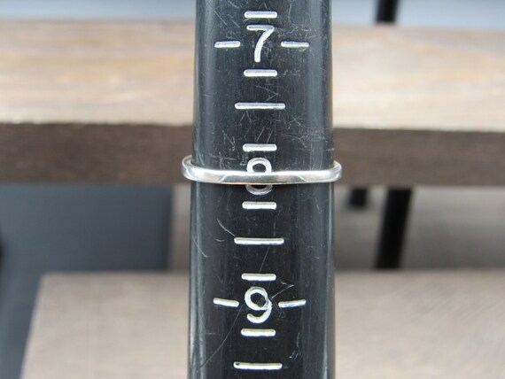 Size 8 Sterling Silver Odd Thin Pattern Band Ring - image 4