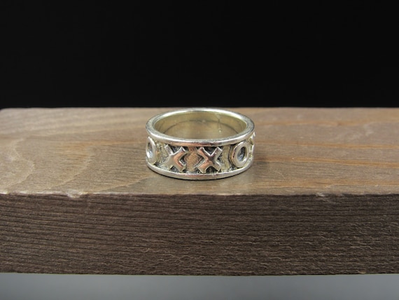 Size 6.75 Sterling Silver Tarnished Thick XOXO Band Ring